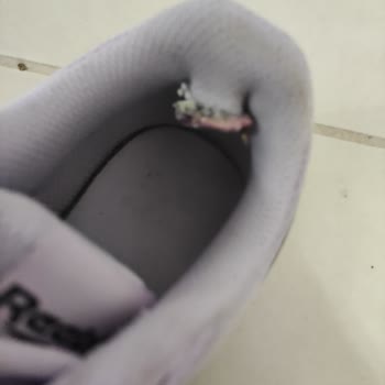 In Street Reebok Ayakkabının İçinin Parçalanması