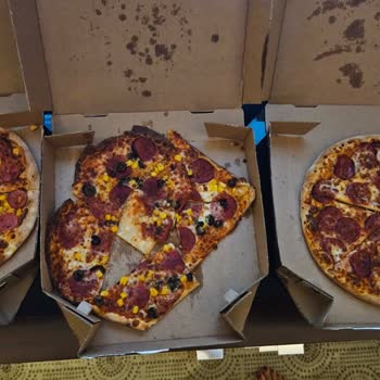 Domino's Pizza Pizzadan Başka Her Şeye Benziyor
