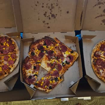 Domino's Pizza Pizzadan Başka Her Şeye Benziyor