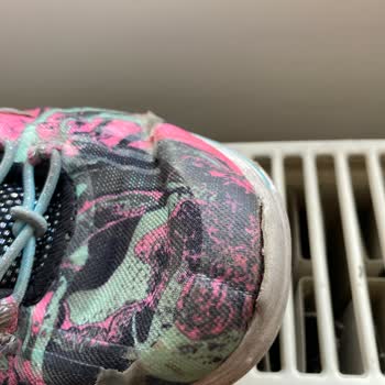 Skechers Ayakkabı Üretim Kaynaklı Ön Tarafı Açıldı Ve Koruma Bariyeri Soyuldu