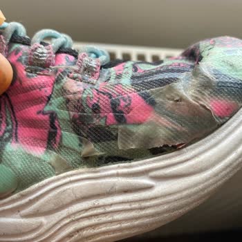 Skechers Ayakkabı Üretim Kaynaklı Ön Tarafı Açıldı Ve Koruma Bariyeri Soyuldu