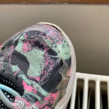Skechers Ayakkabı Üretim Kaynaklı Ön Tarafı Açıldı Ve Koruma Bariyeri Soyuldu