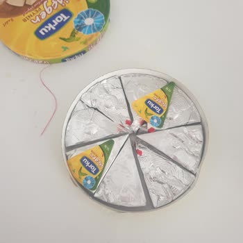 Torku Üçgen Peynir Etiketsiz Özensiz Paketlenmiş