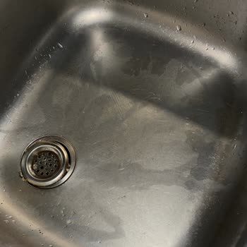 Domestos Renk Değiştiren Tuvalet Temizleyici Leke Yapıyor