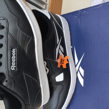 In Street Ayakkabının İkisi De Farklı Model