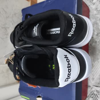 In Street Ayakkabının İkisi De Farklı Model