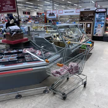 Migros Mağazasında Market Arabasında Taşınan Ve Bekletilen Etler