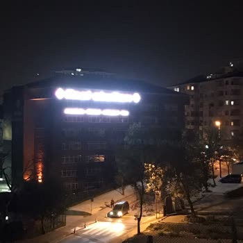Final Okulları Gece Yanan Devasal Reklam Tabelası