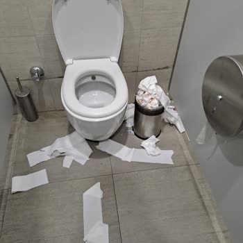 YHT (Yüksek Hızlı Tren) Tuvaletlerin Korkunç Hali