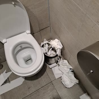 YHT (Yüksek Hızlı Tren) Tuvaletlerin Korkunç Hali