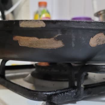 Lava Döküm Yuvarlak Kızartma Tavası Kaplaması Dökülüyor