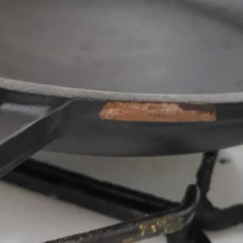 Lava Döküm Yuvarlak Kızartma Tavası Kaplaması Dökülüyor