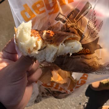 Değirmen Fırın & Cafe (Ağrı) Aldığım Tahinli Poğaçadan Böcek Çıktı.