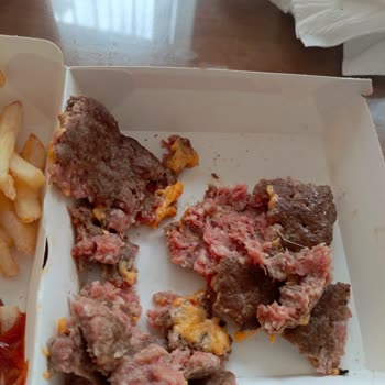 McDonald's Hamburger Köftesinin Çiğ Gelmesi
