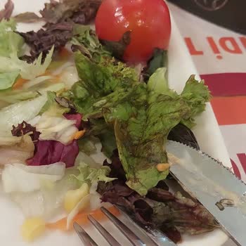 Tavuk Dünyasında Bozulmuş Salata Servis Ediliyor