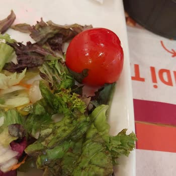 Tavuk Dünyasında Bozulmuş Salata Servis Ediliyor