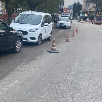 Osmangazi Belediyesi Bursa Osmangazi'de Yolun Karşısını Dubalarla Kapatan İşletme