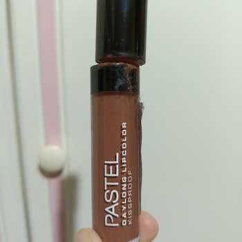 Pastel Kozmetik Rujun Kapağı Birkaç Kullanımda Çöpe Gitti