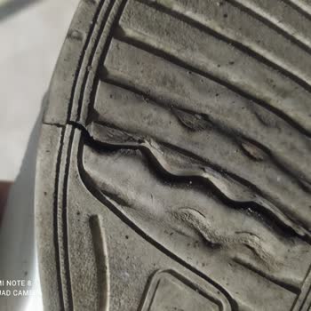 Stradivarius Spor Ayakkabı Min Tabanı Çatladı