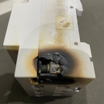 Kaçak Akım Rolesi Yandı