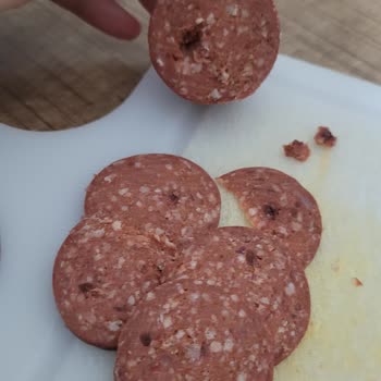 Aytaç Gıda Sucuğun İçinden Siyah Bir Şeyler Çıkması