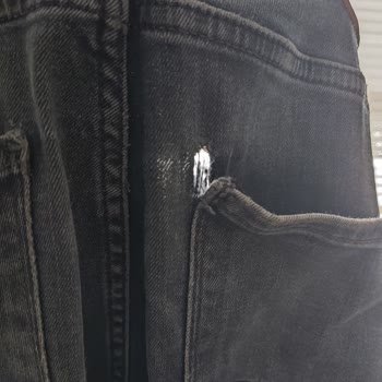 Colin's Kot Pantolon Parçalanıyor