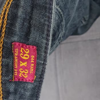 Colin's Kot Pantolon Parçalanıyor