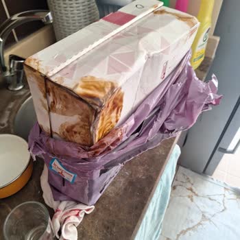 PTT Kargo 2 Şişe Oğlumun Tedavisinde Kullanılacak Ürünleri Kırılmış