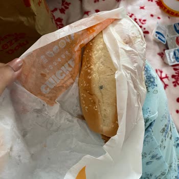 Burger King Küflü Ekmek Gönderdi