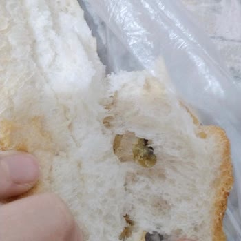 BİM Ekmeğin İçinden Çıkan Madde