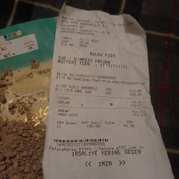 A101 Ülker Çikolata Tuzlu Karamel Ve Bademli Sütlü Çikolata