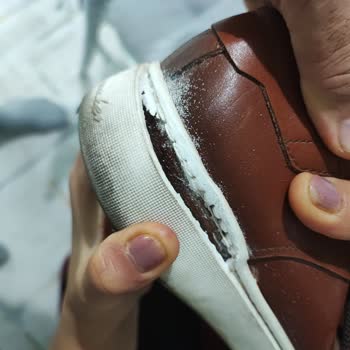 Elle Ayakkabı Kısa Sürede Yırtılan Ayakkabı