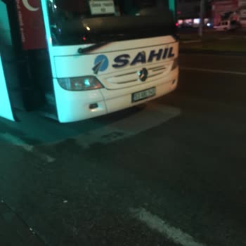 Sahil Seyahat Otobüs Arızasında Parça Beklemek Otobüsü Sanayiye Götüren Yolcular