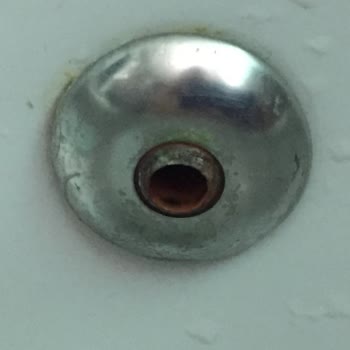 Kale Taharet Musluğu Su Kaçırıyor Ve Dış Parlak Kısmı Paslandı