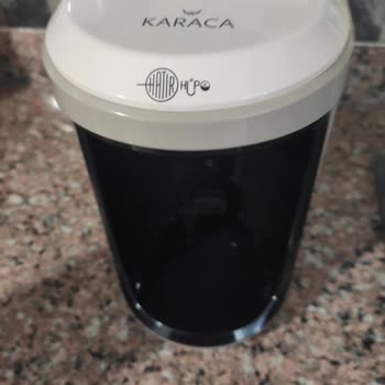 Karaca Hatır Hüps Kahve Makinesi Dibine Tutuyor.