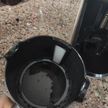 Karaca Hatır Hüps Kahve Makinesi Dibine Tutuyor.