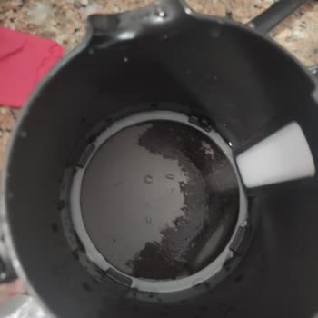 Karaca Hatır Hüps Kahve Makinesi Dibine Tutuyor.