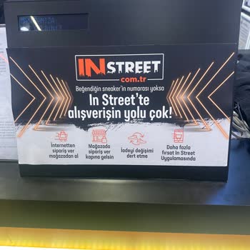 In Street İndirim Tabelası Kafa Karıştırdı