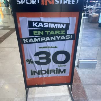 In Street İndirim Tabelası Kafa Karıştırdı