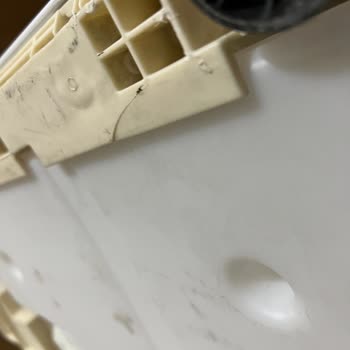 Migros'tan Aldığım Hoover Marka Kurutma Makinesi Alt Kısmında Kırılma