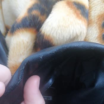 Pull And Bear Deri Ceket Ensesi Çatladı