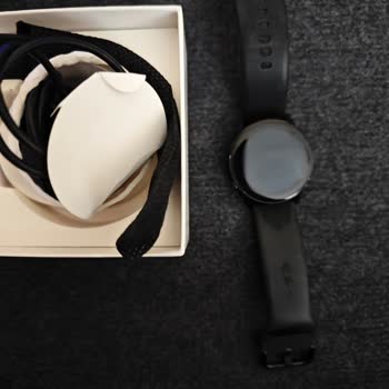 Samsung'un 5 ATM-50 Metre Su Geçirmez Diye Satılan Saati Su Geçiriyor!