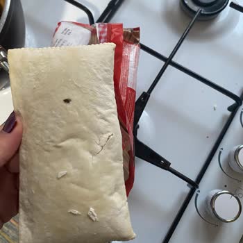Aldığım Superfresh Pizza Tosttan Ölü Sinek Çıktı