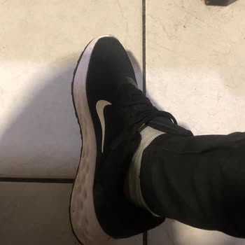 Nike Ayakkabı Yürüdükçe Gıcırtı Yapıyor