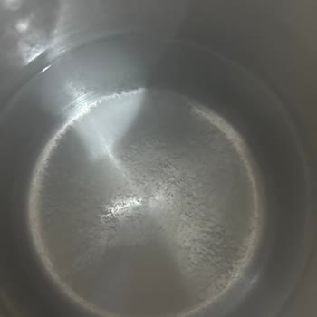 Dalga Suyun İçindeki Kireç Gibi Şeyler