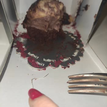 Kaliteci Bozuk Ürün İçinden Çıkan İp Parçası