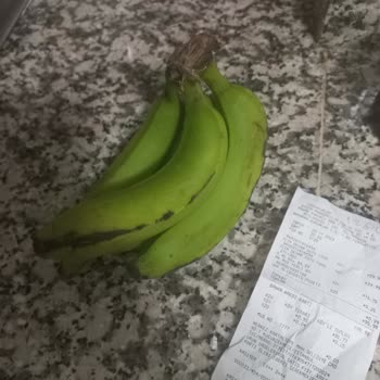 Biçen Market Olmamış Muzu Satıyor