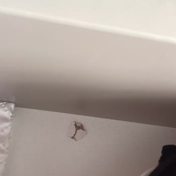 Aksu Çarşı Kırık Dolap Ve Defolu Ürünler