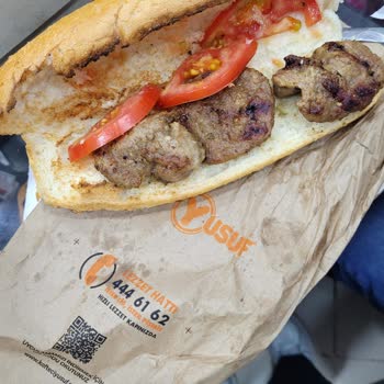 Köfteci Yusuf Köfte Ekmek Sunumu