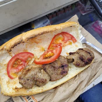 Köfteci Yusuf Köfte Ekmek Sunumu